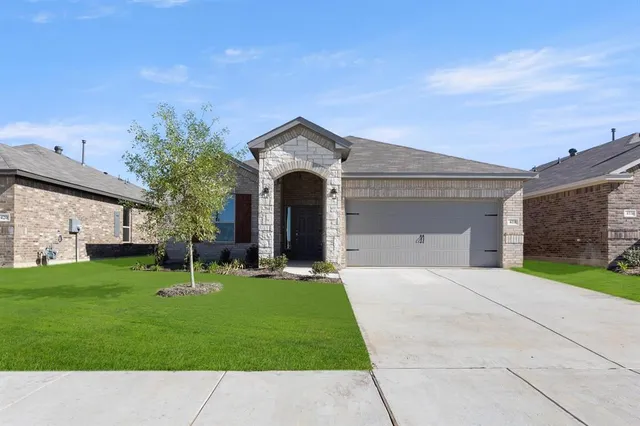 $319,900 | 418 Comanche Drive, Cleburne, TX 76033
