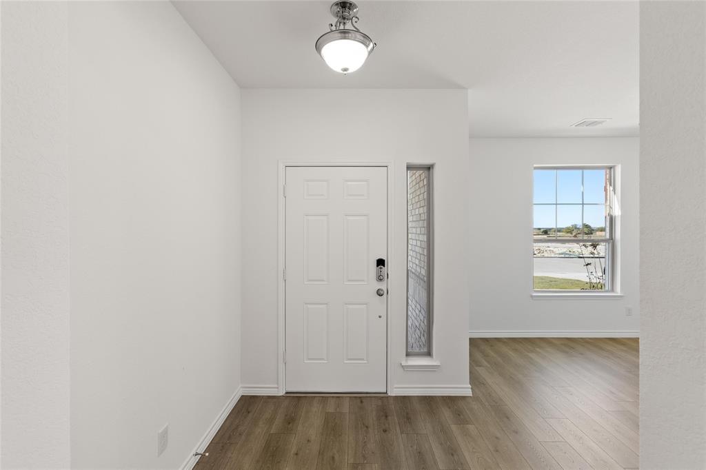 418 Comanche Drive Cleburne, TX 76033 - Photo 7 of 40 418 ComancheEntry1