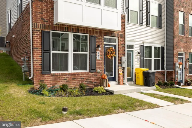 $2,950 | 180 Woodgate Circle, Unit CLARENDON3, Pasadena, MD 21122