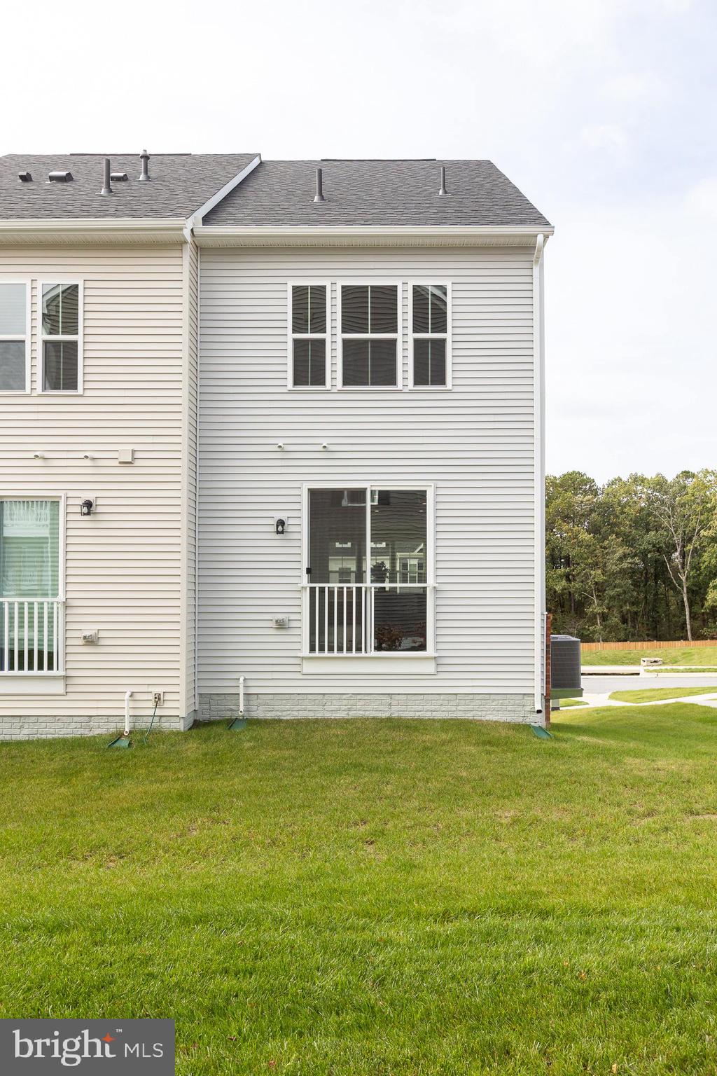 180 Woodgate Circle, Unit CLARENDON3 Pasadena, MD 21122 - Photo 10 of 47 a front view of a house with garden