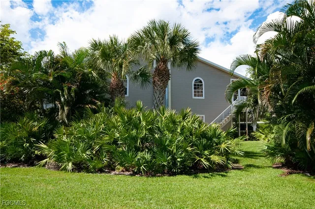 a view of house with a yard