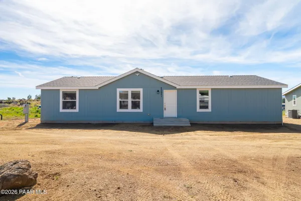 a view of a house with a backyard
