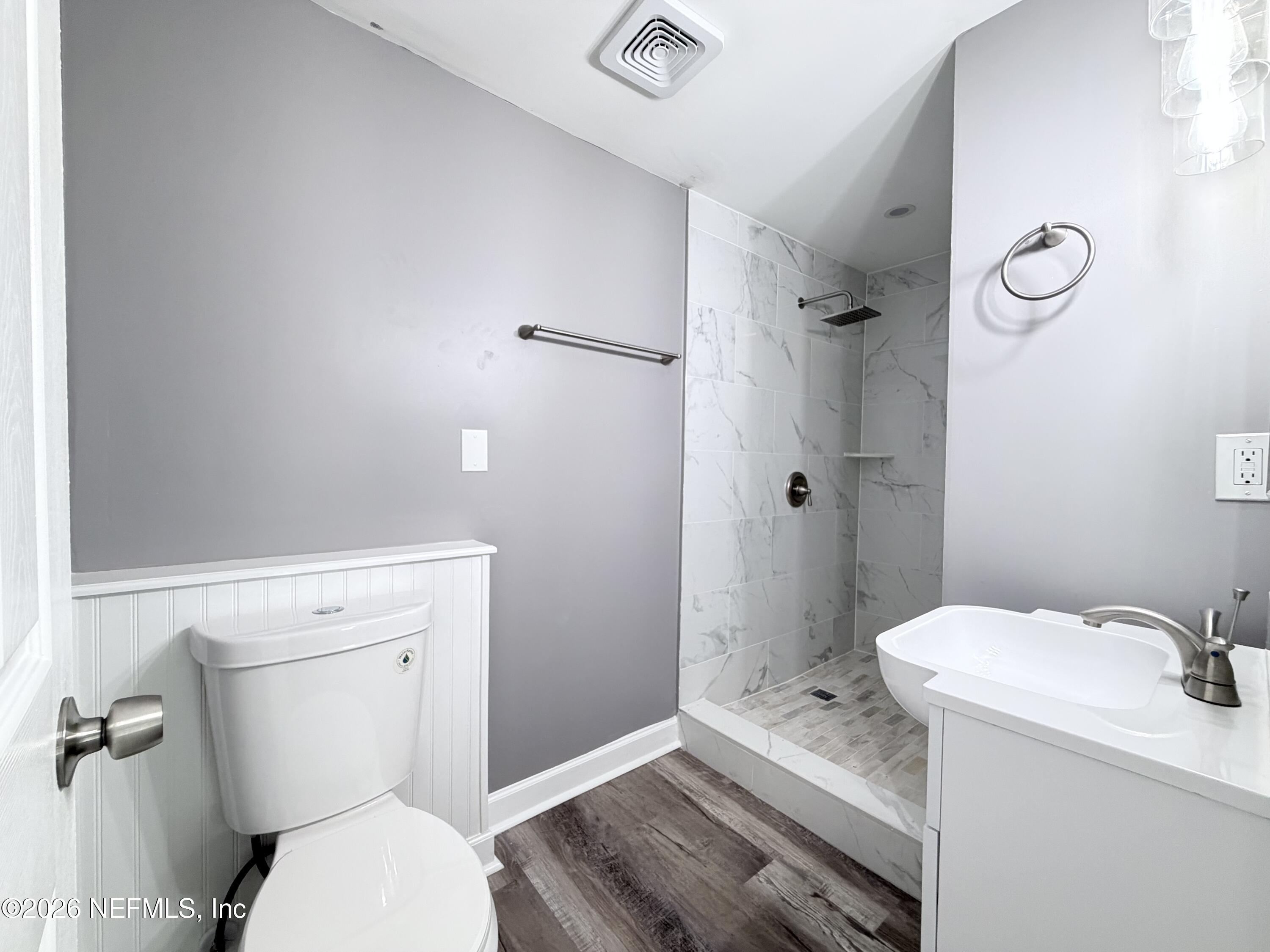 5336 Cruz Road Jacksonville, FL 32207 - Photo 19 of 29 a bathroom with a sink a toilet and shower