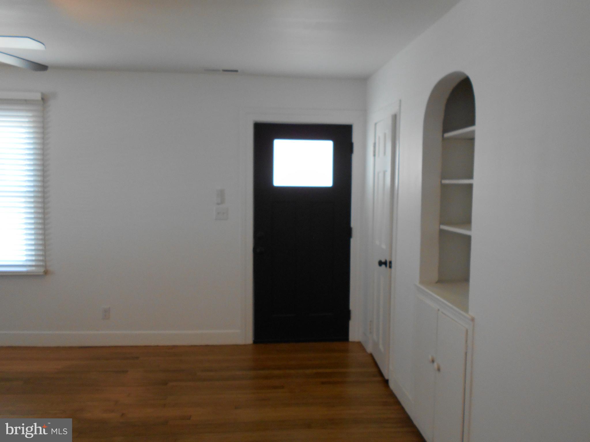 913 Central Avenue Cambridge, MD 21613 - Photo 13 of 20 Living room w/new front door