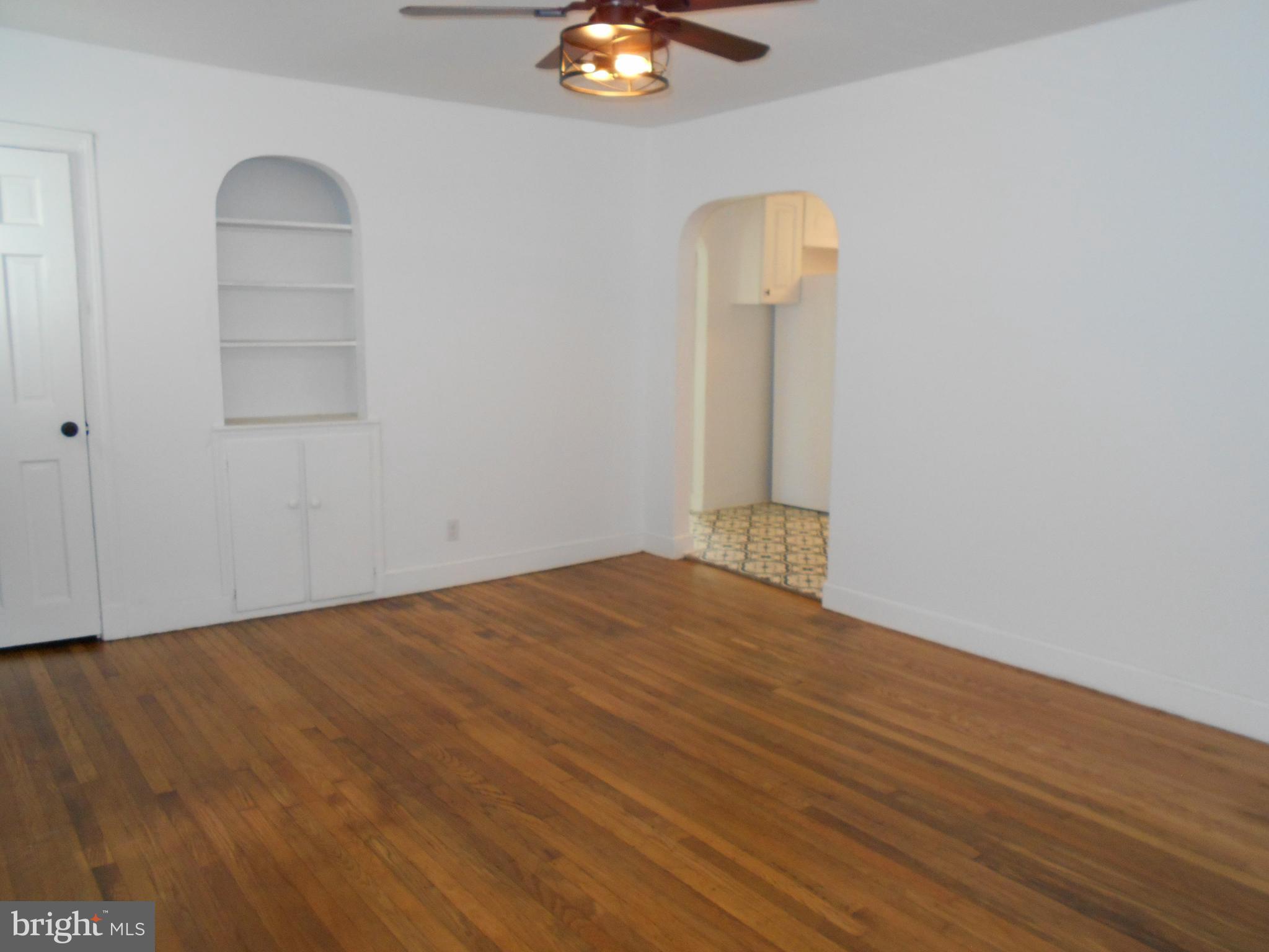 913 Central Avenue Cambridge, MD 21613 - Photo 14 of 20 Living room w/ built in bookshelf