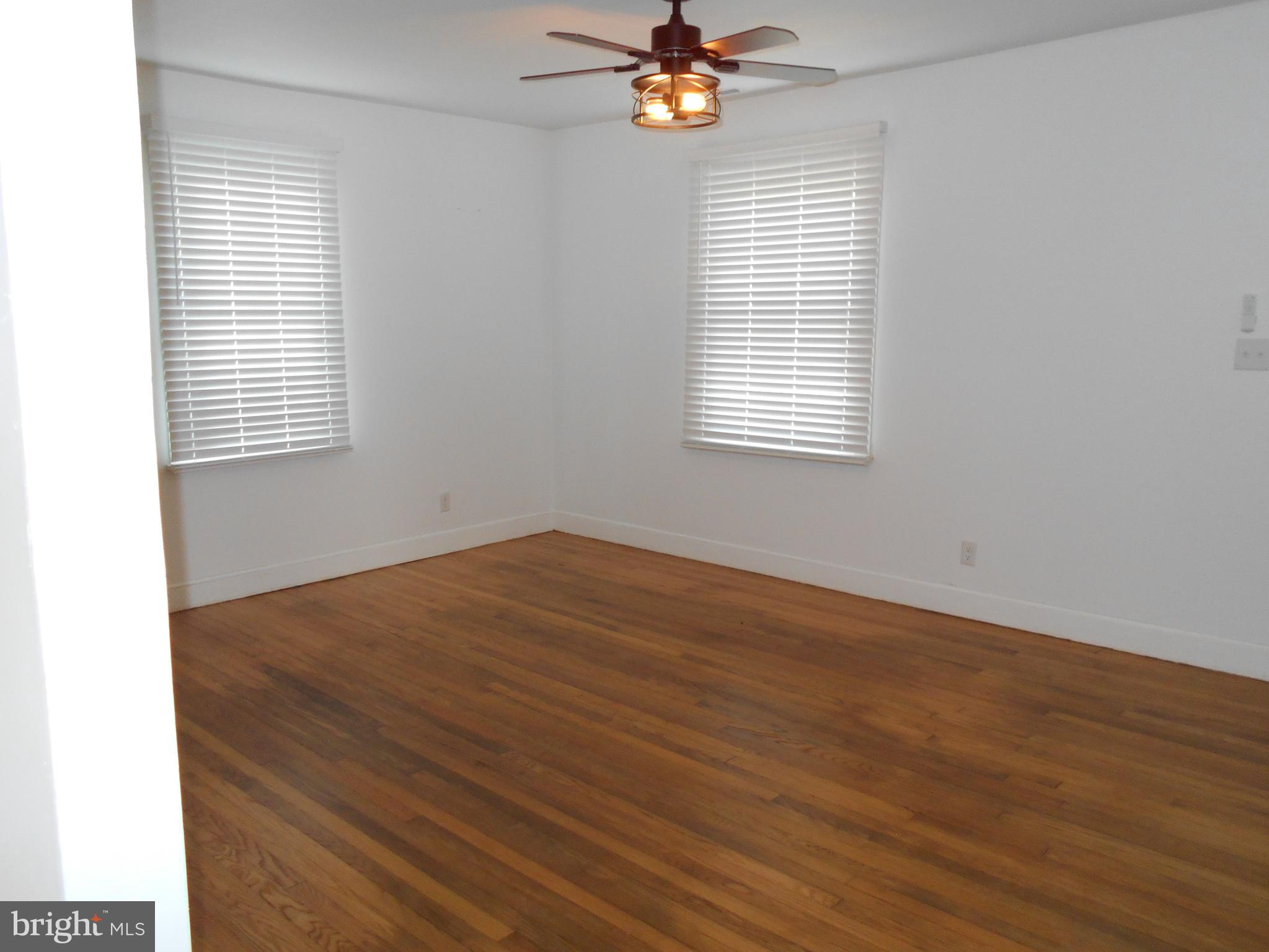 913 Central Avenue Cambridge, MD 21613 - Photo 15 of 20 Living room w/ refinished hardwood floors
