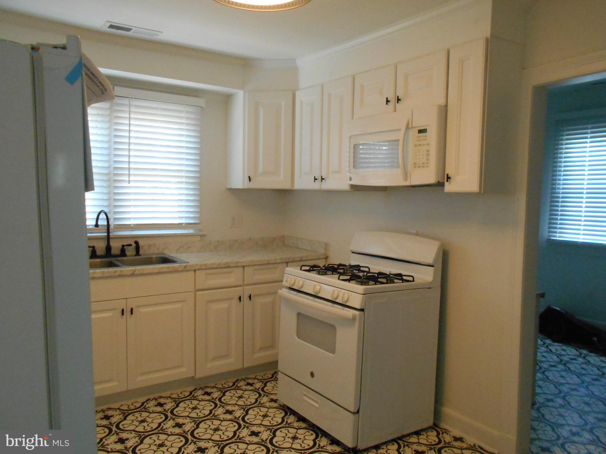 913 Central Avenue Cambridge, MD 21613 - Photo 4 of 20 Kitchen w/gas range