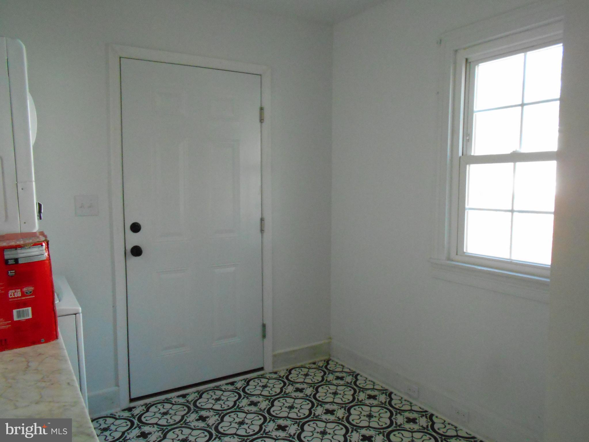 913 Central Avenue Cambridge, MD 21613 - Photo 6 of 20 Large Laundry room