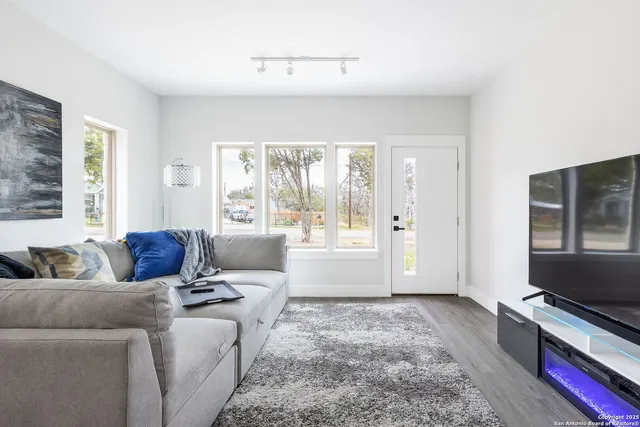 $1,875 | 1940 Green Hill Drive, Canyon Lake, TX 78133