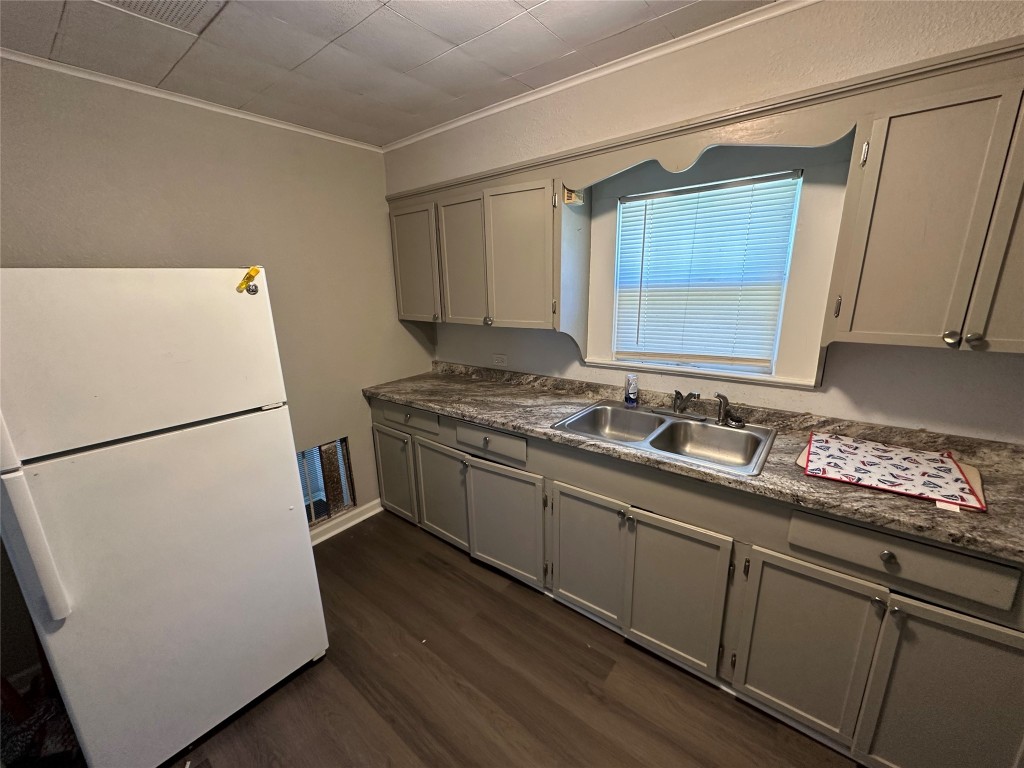 620 North 5th Street Silsbee, TX 77656 - Photo 20 of 33 a kitchen with a sink a refrigerator and a stove