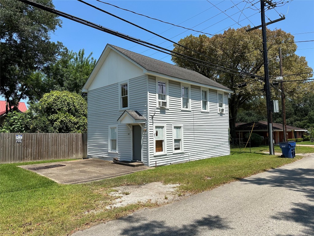 620 North 5th Street Silsbee, TX 77656 - Photo 2 of 33 a front view of a house with a garden