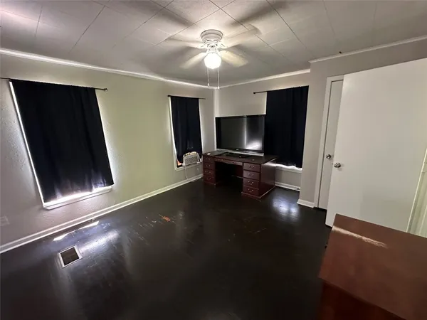 a view of a livingroom with furniture and a ceiling fan