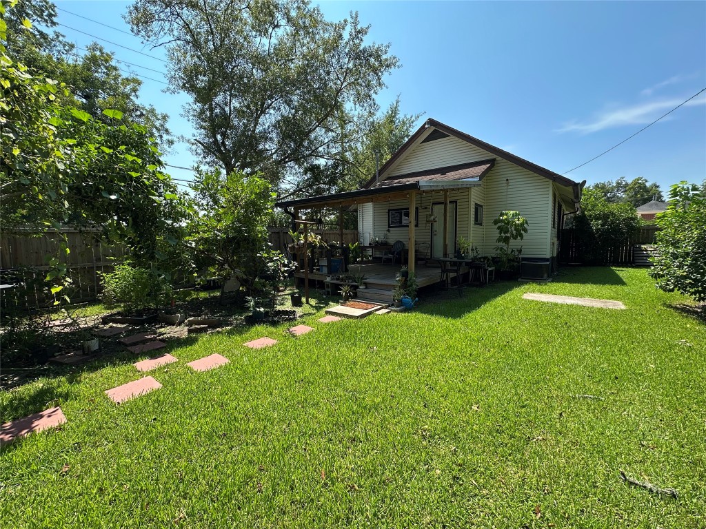620 North 5th Street Silsbee, TX 77656 - Photo 23 of 33 a front view of house with yard and green space