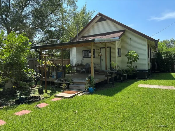 a view of a house with backyard tub and garden