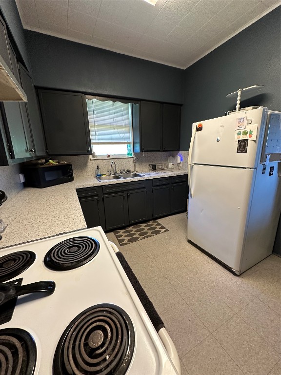 620 North 5th Street Silsbee, TX 77656 - Photo 5 of 33 a kitchen that has a microwave and a stove