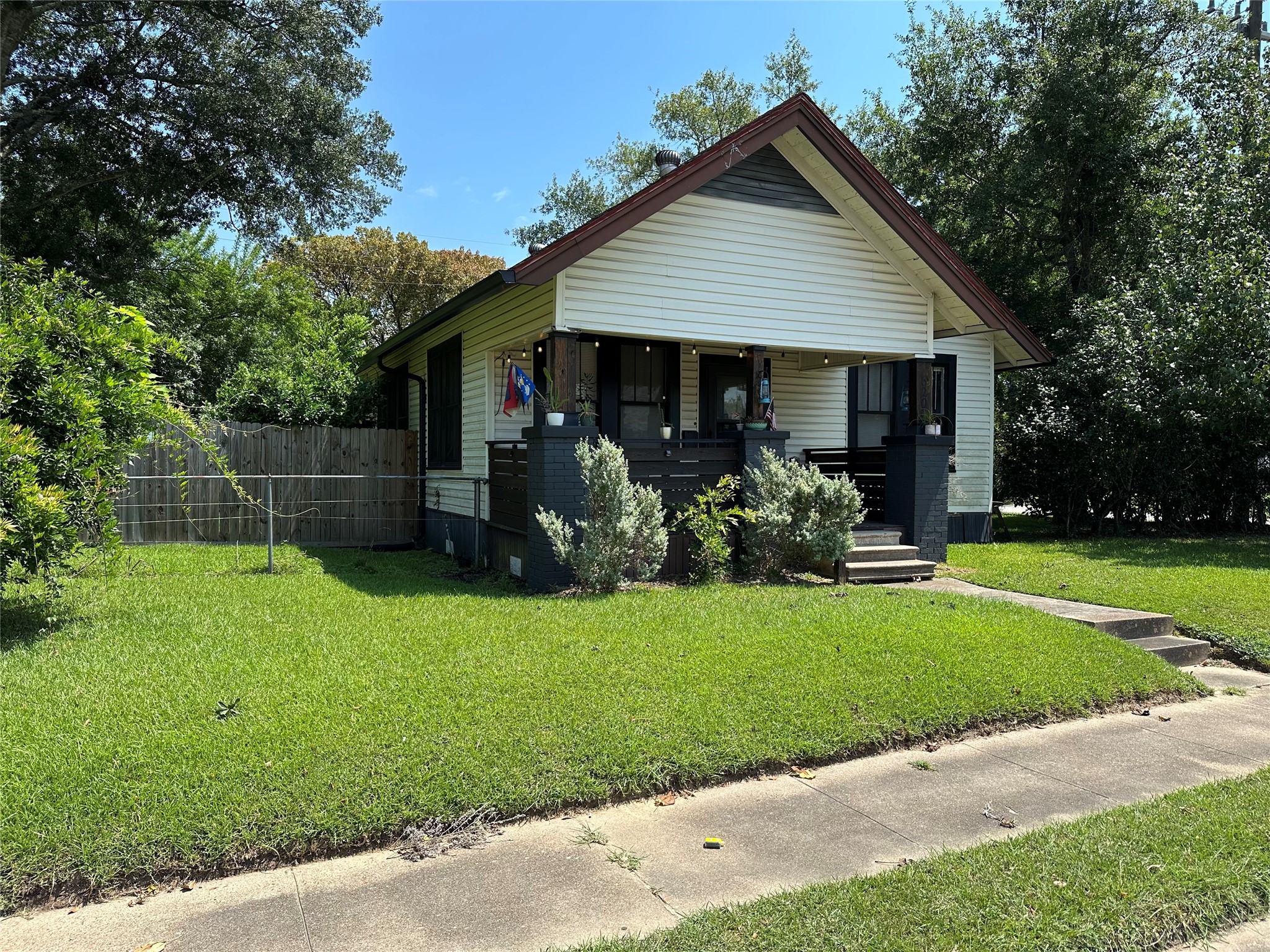 620 North 5th Street Silsbee, TX 77656 - Photo 7 of 33 a front view of a house with garden