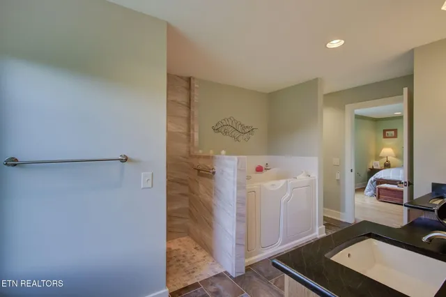 $850,000 | 433 Water View Drive, Rockwood, TN 37854