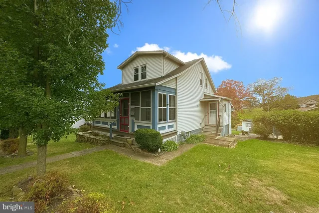 a view of a house with a yard