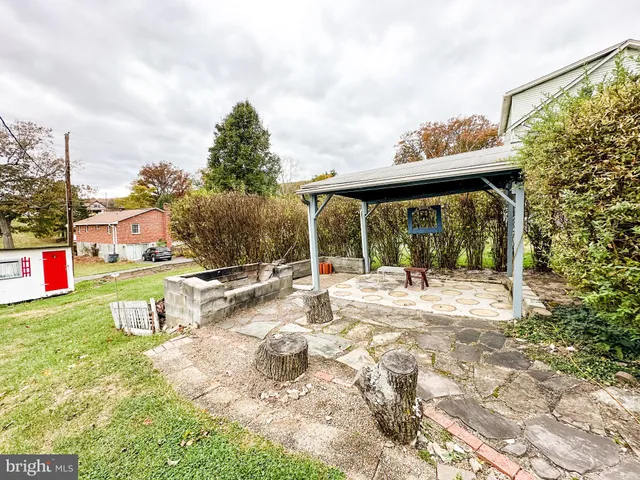 a view of a house with backyard and sitting area