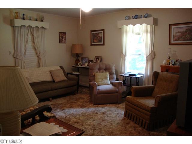5740 Tomahawk Road Winston-Salem, NC 27106 - Photo 4 of 9 Den/Family/Great Room.