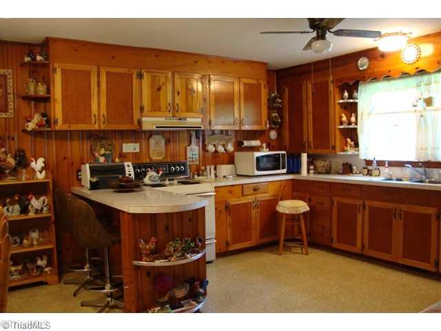 5740 Tomahawk Road Winston-Salem, NC 27106 - Photo 5 of 9 Kitchen.