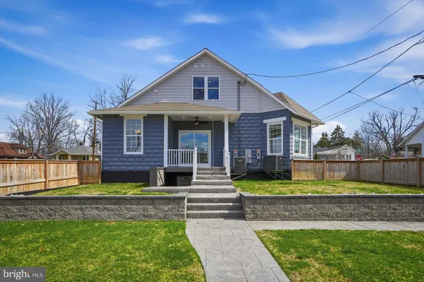 a view of an house with swimming pool and yard