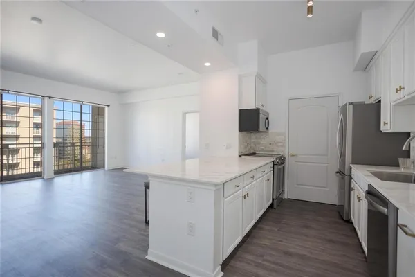 $450,000 | 3225 Turtle Creek Boulevard, Unit 1706, Dallas, TX 75219