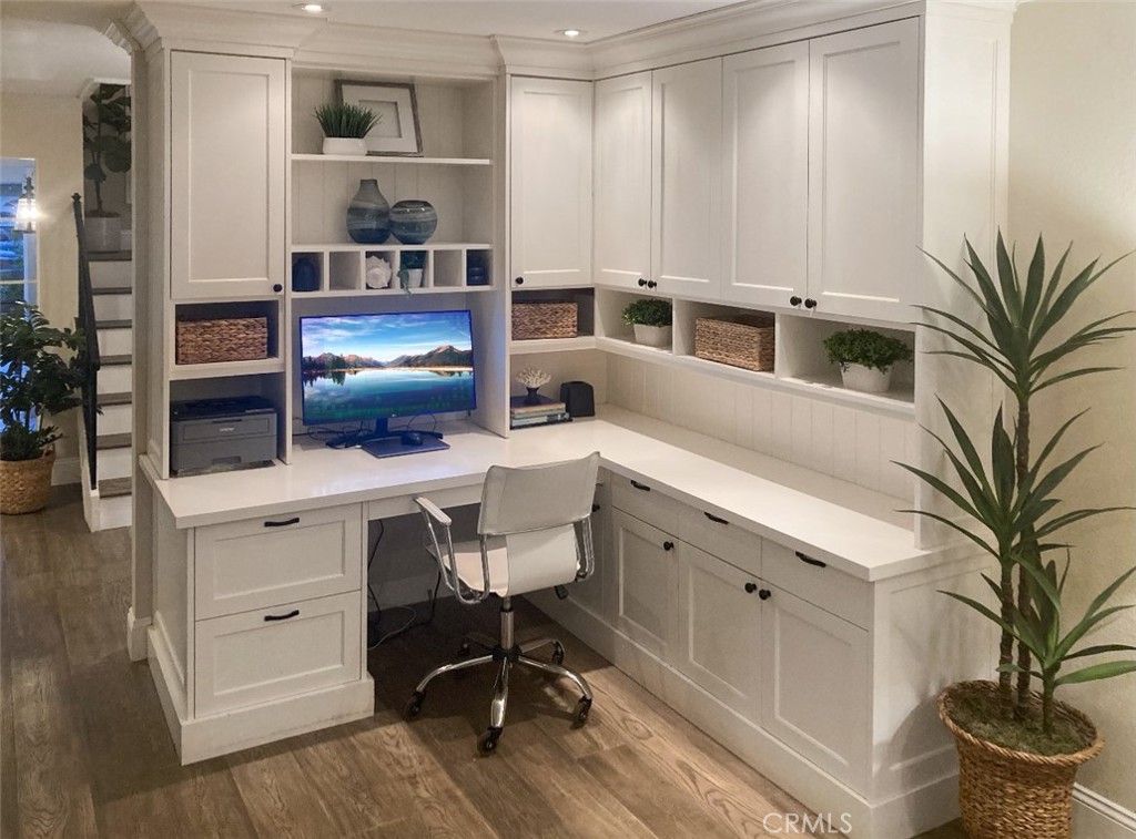 507 Cancha Newport Beach, CA 92660 - Photo 14 of 39 a kitchen with a table and chairs