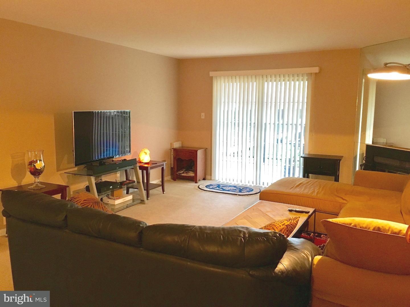 152 Valley Stream Lane Wayne, PA 19087 - Photo 8 of 23 Living Room
