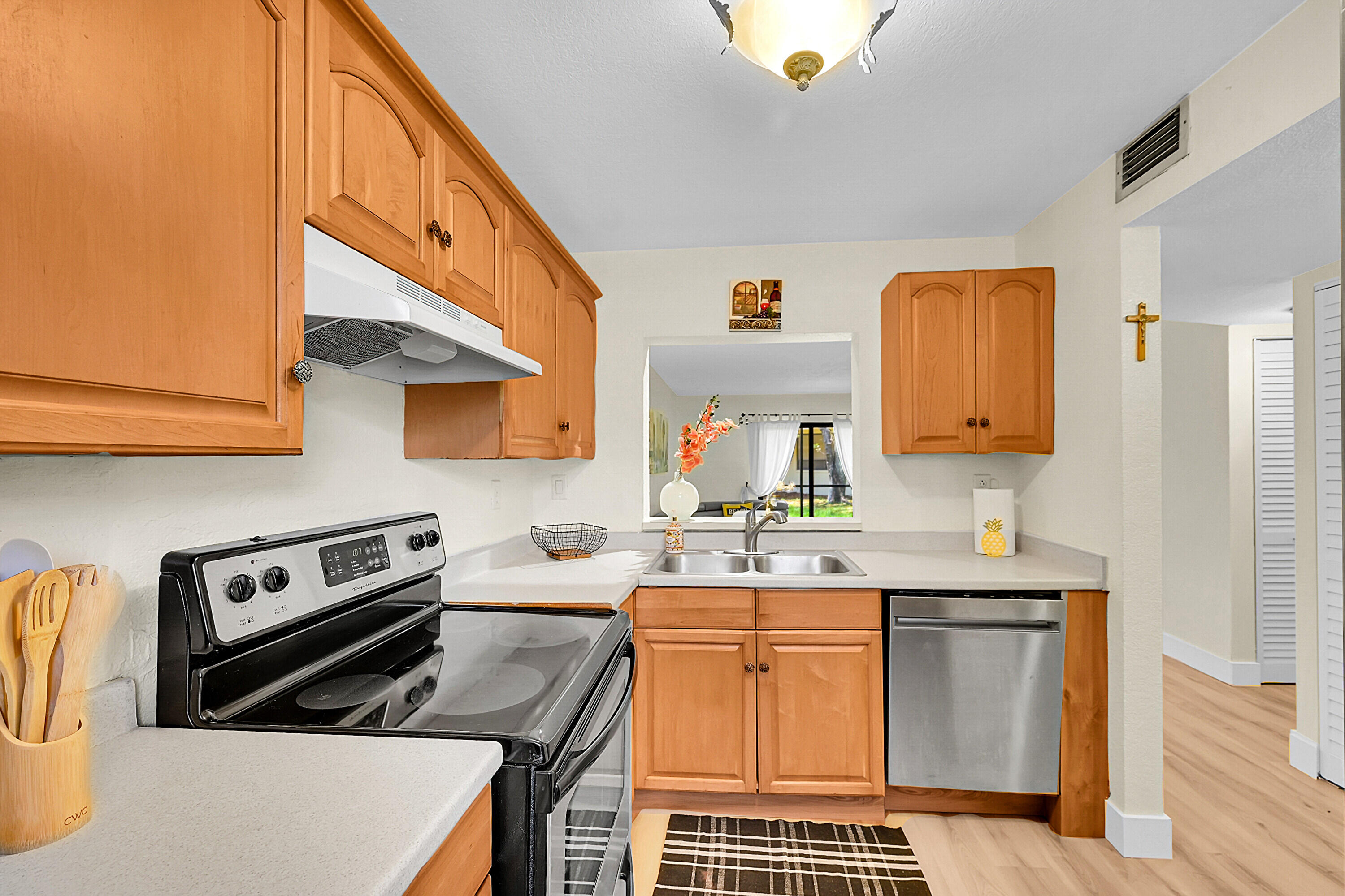 9503 Boca Cove Circle, Unit 603 Boca Raton, FL 33428 - Photo 7 of 30 07_kitchen