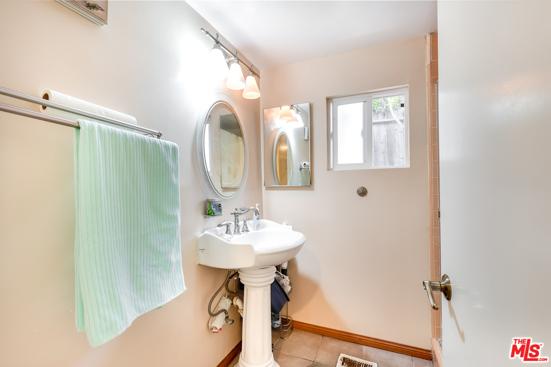 3751 Scadlock Lane Sherman Oaks, CA 91403 - Photo 19 of 29