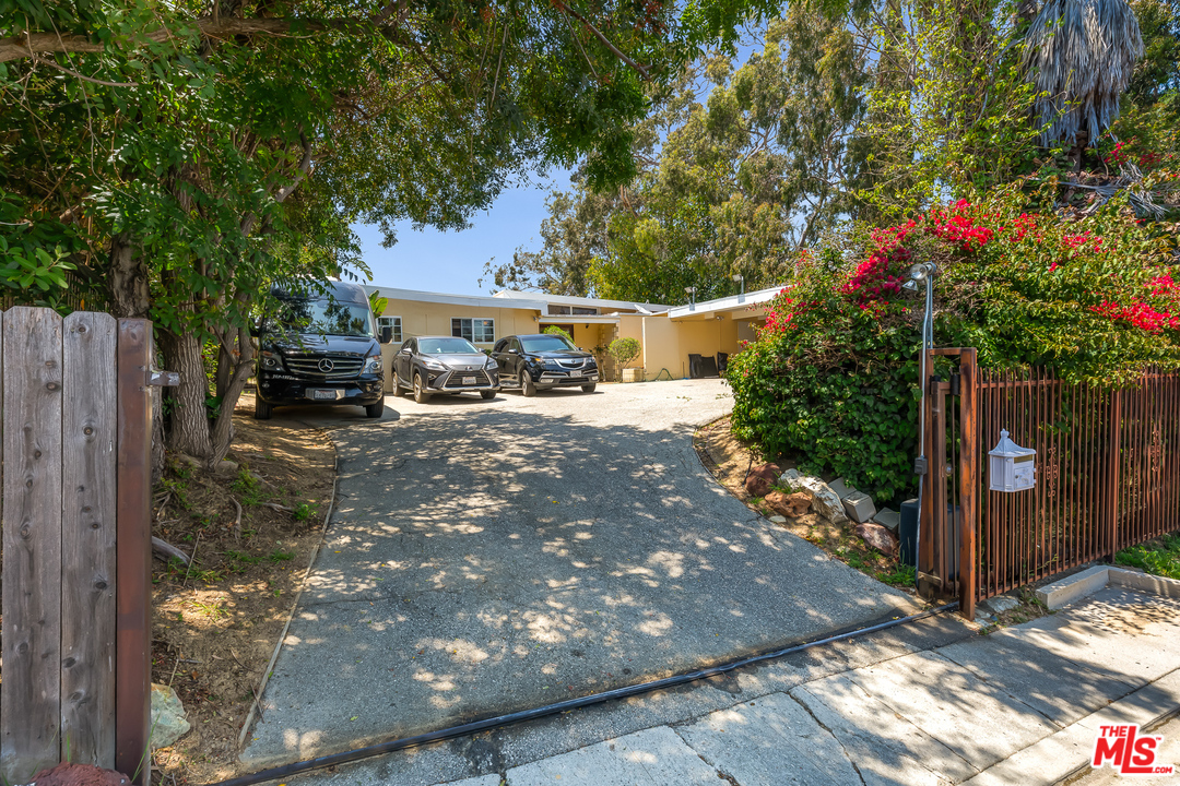 3751 Scadlock Lane Sherman Oaks, CA 91403 - Photo 3 of 29