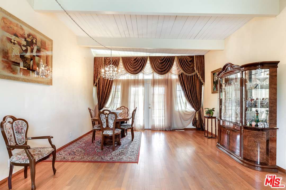 3751 Scadlock Lane Sherman Oaks, CA 91403 - Photo 4 of 29