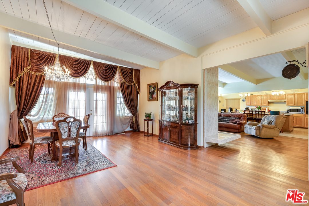 3751 Scadlock Lane Sherman Oaks, CA 91403 - Photo 5 of 29