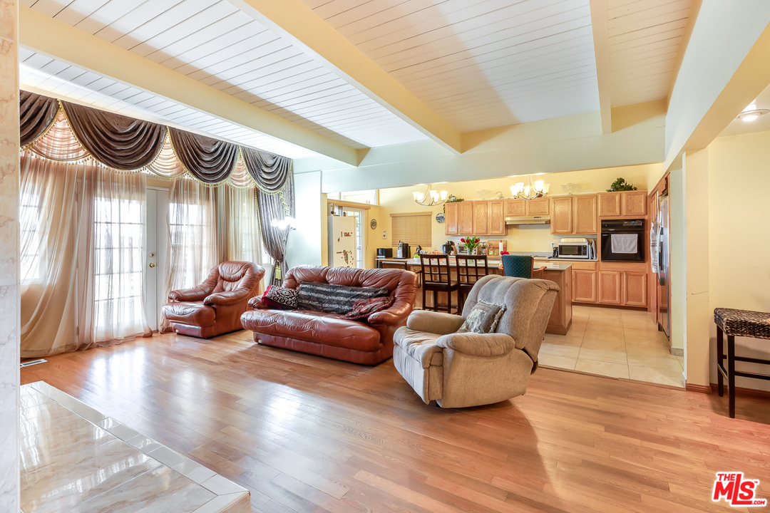 3751 Scadlock Lane Sherman Oaks, CA 91403 - Photo 8 of 29