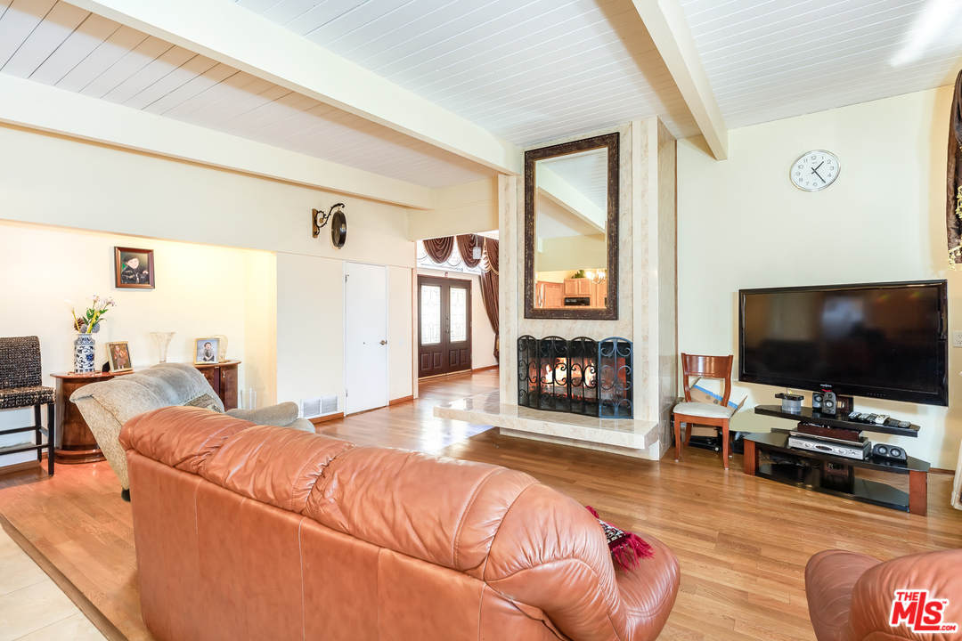 3751 Scadlock Lane Sherman Oaks, CA 91403 - Photo 9 of 29