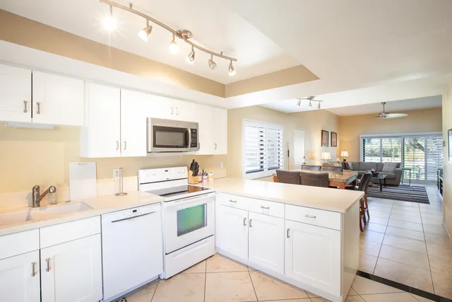 $2,400 | 2348 Los Coyotes Drive, Palm Springs, CA 92264