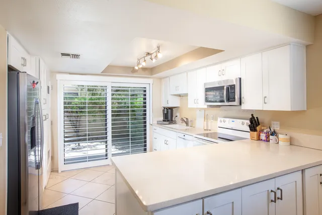 $2,400 | 2348 Los Coyotes Drive, Palm Springs, CA 92264