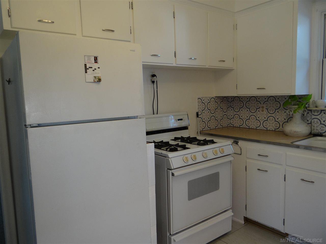 2037 Vernier Road Grosse Pointe, MI 48236 - Photo 10 of 38 50053995-9.JPG