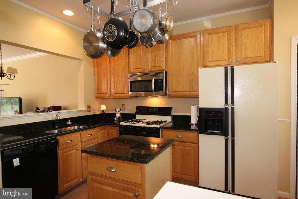 11448 Heritage Commons Way Reston, VA 20194 - Photo 7 of 30 Kitchen