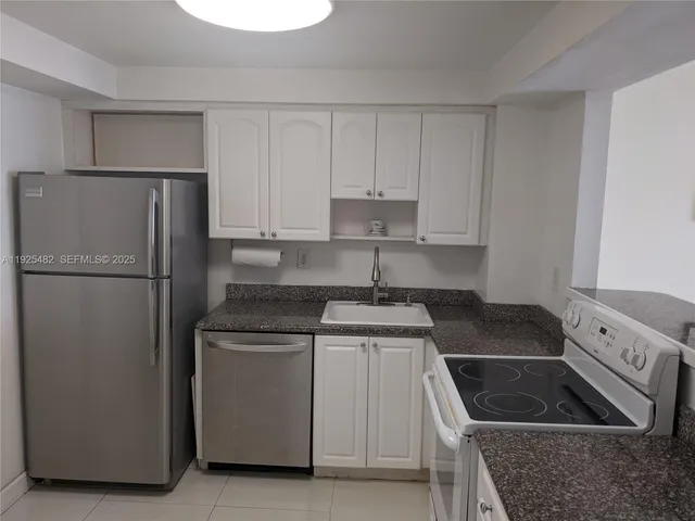 $2,600 | 1658 Bay Road, Unit 505, Miami Beach, FL 33139