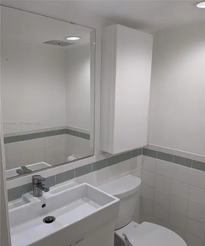 $2,600 | 1658 Bay Road, Unit 505, Miami Beach, FL 33139