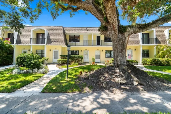 $585,000 | 839 Camelia Lane, Unit 8, Vero Beach, FL 32963