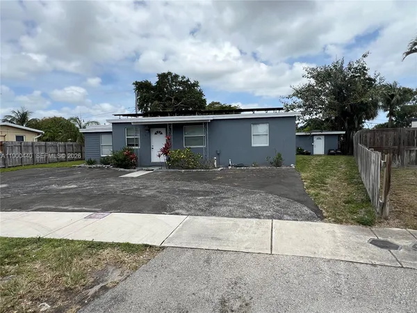 front view of house with a yard