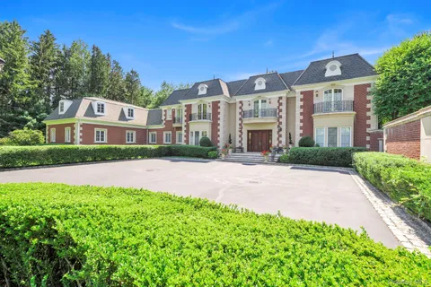 $6,499,000 | 1111 Stoddart Court, Locust Valley, NY 11560