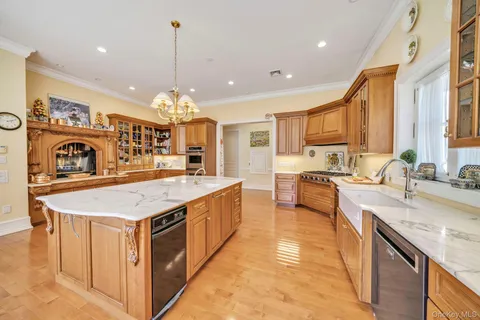 $6,499,000 | 1111 Stoddart Court, Locust Valley, NY 11560