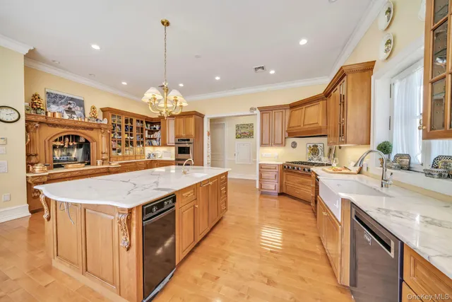 $6,499,000 | 1111 Stoddart Court, Locust Valley, NY 11560