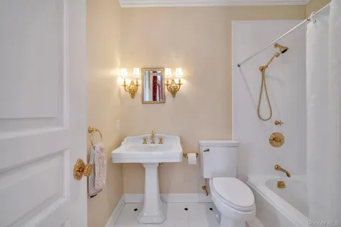 $6,499,000 | 1111 Stoddart Court, Locust Valley, NY 11560