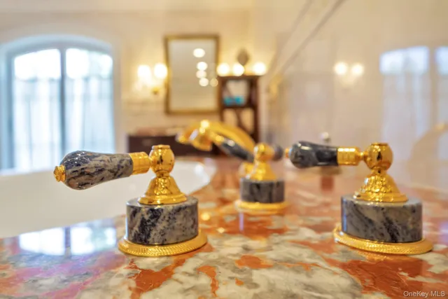 $6,499,000 | 1111 Stoddart Court, Locust Valley, NY 11560