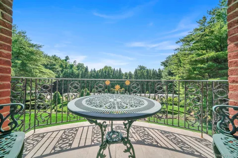 $6,499,000 | 1111 Stoddart Court, Locust Valley, NY 11560